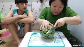 高考母子吃瓜事件,一场意外引发的舆论漩涡