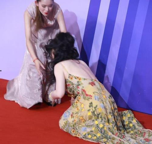 女明星走红毯摔跤,女明星走红毯瞬间成焦点