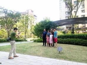 老夫妻吃瓜,老夫妻共享瓜果时光