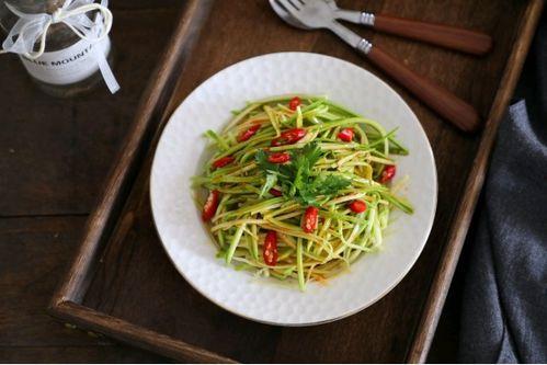 什么瓜切成丝炒着吃,瓜丝炒制，清爽一夏